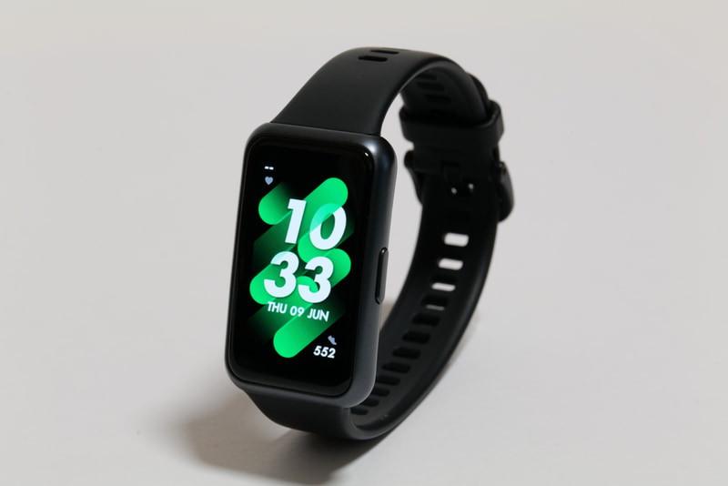 ディスプレイは1.47型AMOLEDタッチスクリーン(194×368ドット、283ppi)