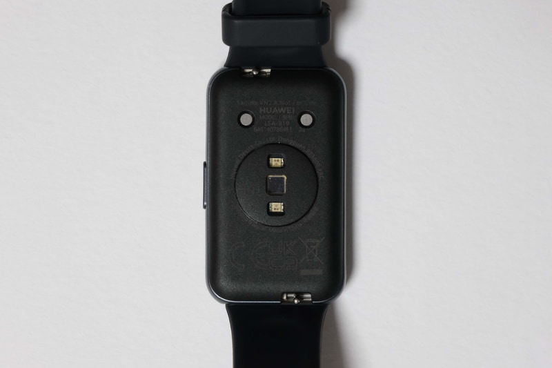 センサーは加速度、ジャイロ、光学式心拍を内蔵