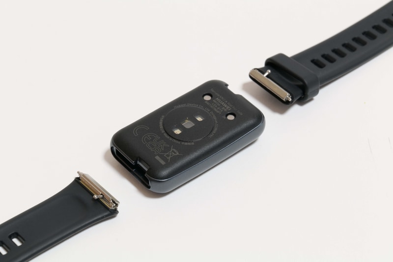 ストラップはつまみをスライドさせて取り外す。つまみが小さいのでややコツがいる