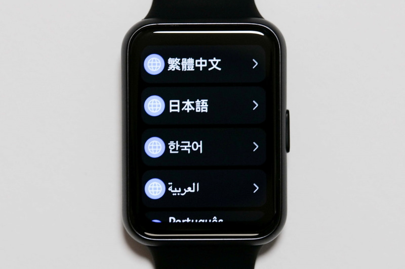 電源を投入すると「HUAWEI」、「HarmonyOS」のロゴが表示されたあと、言語選択画面が表示される