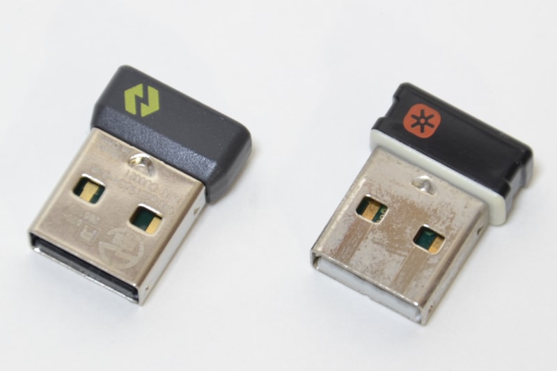 左がLogi Bolt、右が筆者所有のUnifyingのUSBドングル。見た目はほぼ同じだ