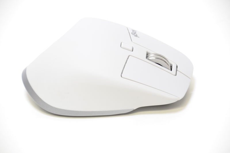 右側面にはボタンはなく、薬指に沿う緩やかなへこみがある