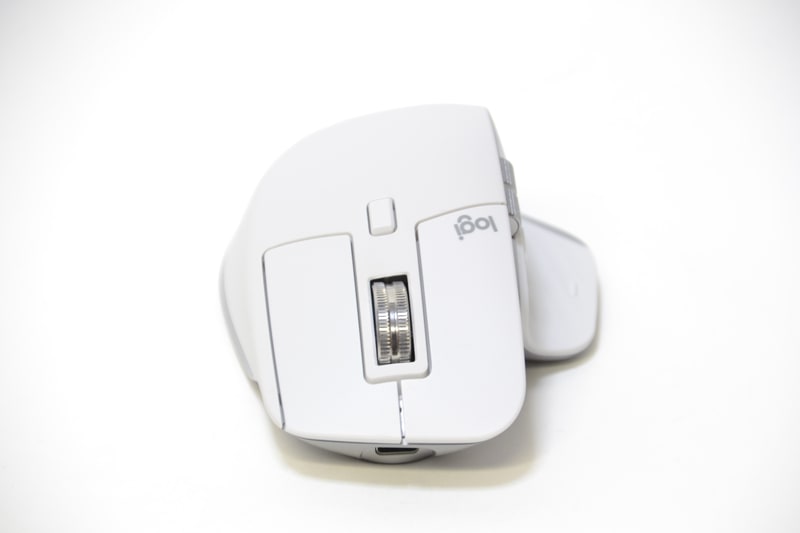 前部にはUSB Type-C端子がある。充電時にはこちらにケーブルを接続する