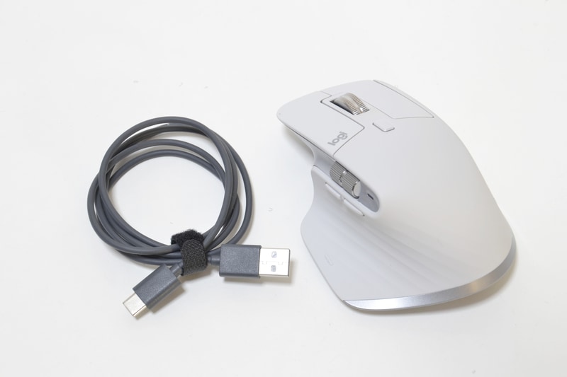 充電ケーブルはシンプルなUSB Type-C to Aケーブル。長さ約1m