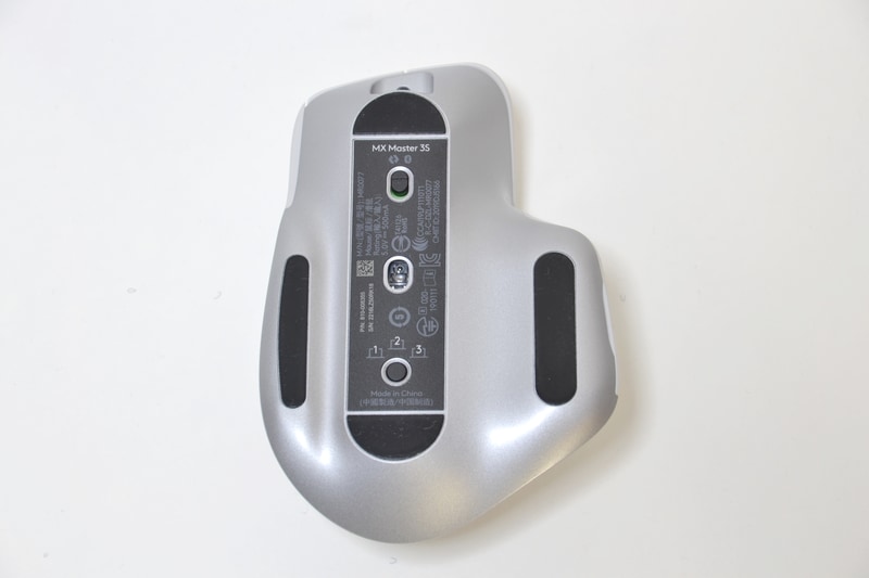 底面には電源スイッチとEasy-Switchボタンを搭載