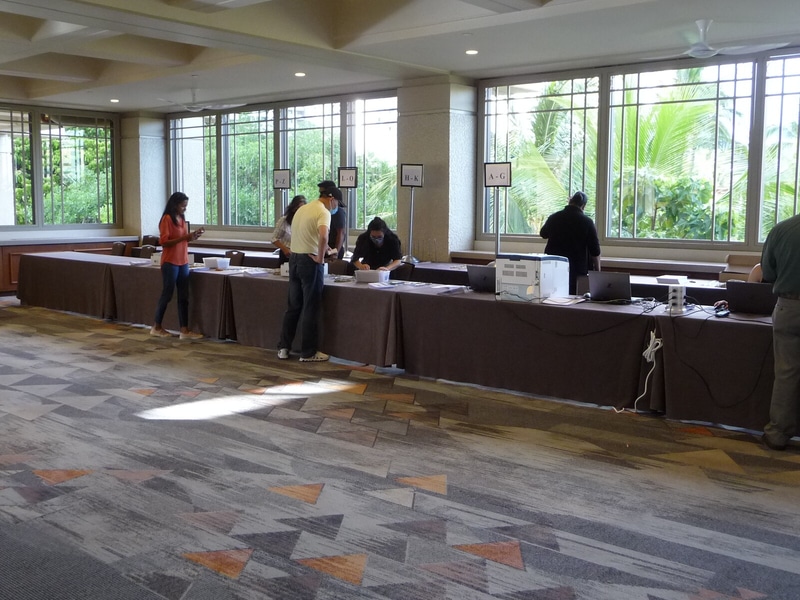 「2022年のVLSIシンポジウム(2022 VLSI)」が2022年6月12日に始まった。写真は現地会場(米国ハワイ州ホノルルのリゾートホテル「Hilton Hawaiian Village」)の参加登録所(6月12日午後5時過ぎに筆者が撮影)。まだ閑散としている