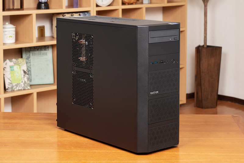 raytrek XV 写真&動画編集向けモデルは「LD」と呼ばれるオリジナルのミドルタワー型ケースを採用している。サイズは207×509×440mm(幅×奥行き×高さ)だ