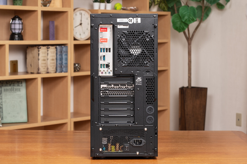 背面。電源は下部に搭載するスタイル。上部に12cmファンを搭載している