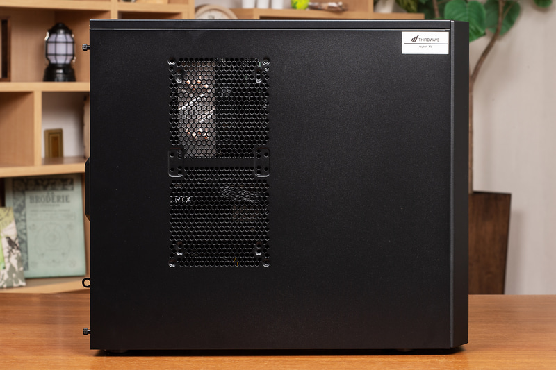 左側面には大きめに通気口が設けられており、CPUクーラーとビデオカードの冷却を助ける