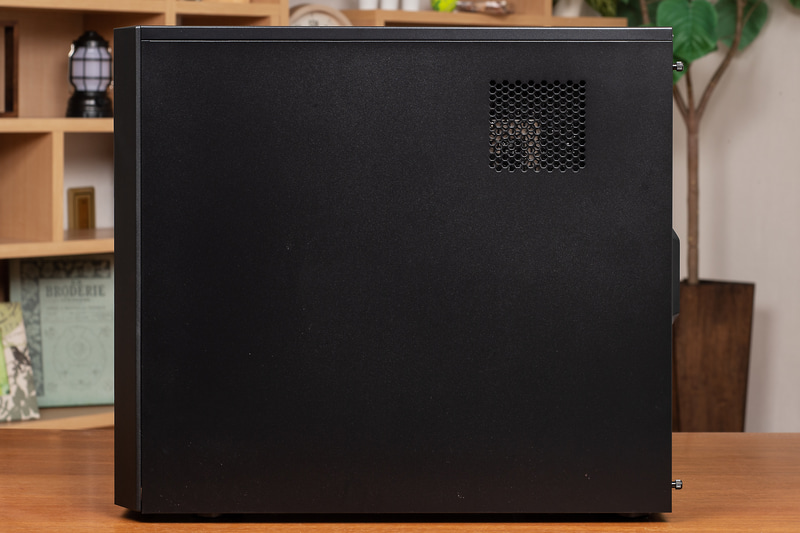 右側面の上部には小さな通気口がある