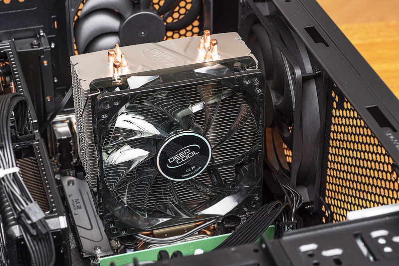 raytrek XV 写真&動画編集向けモデルのCPUクーラーは「静音パックまんぞくコース」となっており、評価機ではDEEPCOOLのサイドフロークーラーが装着されていた。ただし、製品の製造時期によっては異なる可能性がある