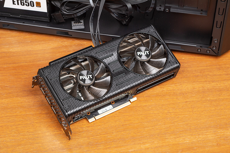 raytrek XV 写真&動画編集向けモデルは、外部GPUとしてGeForce RTX 3060を採用。プレビュー描画、レンダリング/エンコード、AIによる超解像処理など、さまざまな高速化が期待できる。ビデオメモリが12GBと多い点もクリエイティブ活用には好都合だ。評価機のビデオカードはデュアルファン仕様だった