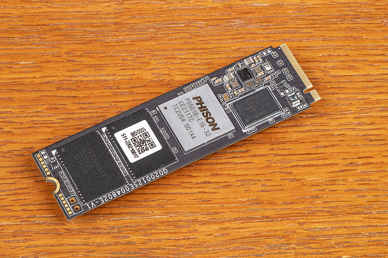 ストレージは、M.2タイプの500GB NVMe SSDが標準。評価機では1TBのPCIe 4.0 x4対応SSDにカスタマイズしている