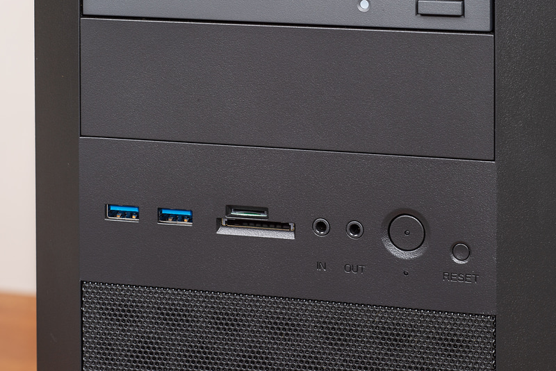 前面には2基のUSB 3.2 Gen 1(旧表記USB 3.0) Type-A、ヘッドフォン、マイクのほか、SDカード/microSDカードスロットを搭載しており、カメラからのデータの取り込みに便利だ