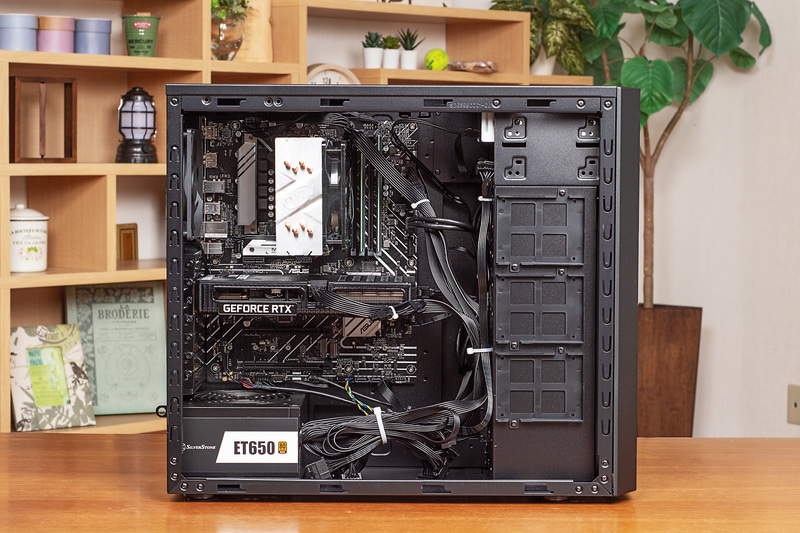 手回しネジを2本外せばサイドカバーのみが独立して外れる。内部はとてもシンプルな構造だ