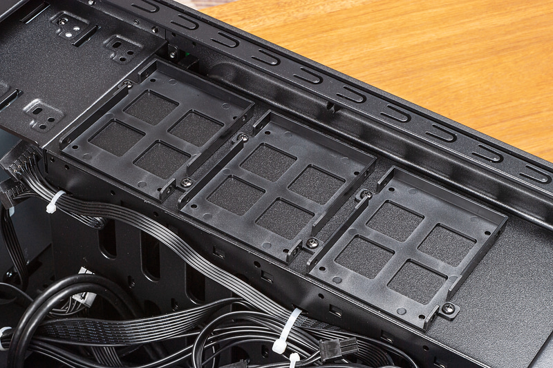 アクセスしやすい位置に2.5インチシャドウベイを3基搭載。2.5インチSSDの追加は容易に行なえる。また、2.5/3.5インチシャドウベイは8基備えている。マザーボードのSATAポートは4基だ