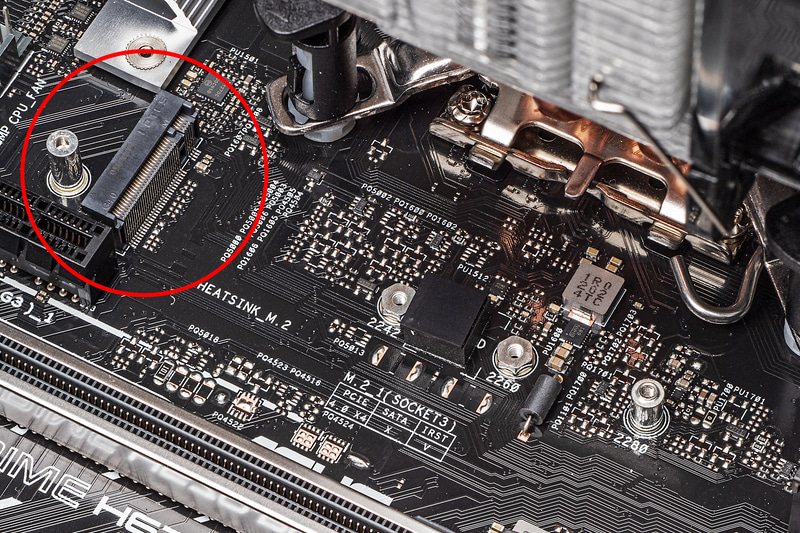 マザーボード上にはPCIe 4.0 x4対応のM.2ソケットが3基ある