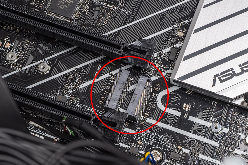 M.2ソケットのうちの2基は標準で空きスロット