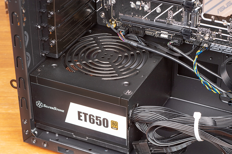 電源ユニットは650W。80PLUS Bronze認証取得の高変換効率電源だ