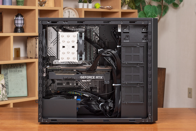 <a href="https://www.dospara.co.jp/5shopping/detail_prime.php?mc=11420&sn=3294" class="n" target="_blank">raytrek ZG 写真&動画編集向けモデル</a>は、4Kを超える動画編集や高画素データの写真編集を想定したハイエンドモデル。CPUは16コア24スレッドのCore i9-12900、GPUはGeForce RTX 3080(10GB)を搭載する。筐体はraytrek XV 写真&動画編集向けモデルと共通だが、マザーボードは異なっており、背面のUSB Type-Cは、USB 3.2 Gen 2x2(20Gbps)に対応する。価格は33万9,980円(2022年7月1日現在)から<br><a href="https://pc.watch.impress.co.jp/docs/topic/special/1417884-2.html">詳細なスペックはこちら(別ページに掲載)</a>