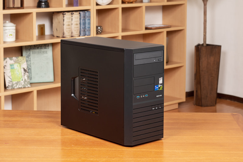 <a href="https://www.dospara.co.jp/5shopping/detail_prime.php?mc=11127&sn=3452" class="n" target="_blank">raytrek MX 写真&動画編集向けモデル</a>は、写真編集とHD動画編集を想定したエントリーモデル。ミニタワー型のmicroATXケース(EM041)を採用しており、コンパクトで軽く扱いやすい。GPUはクリエイティブ向けの最低ラインと言えるGeForce GTX 1650(4GB)を採用。CPUはraytrek XV 写真&動画編集向けモデルと同じCore i7-12700を搭載している。価格は14万4,980円(2022年7月1日現在)から<br><a href="https://pc.watch.impress.co.jp/docs/topic/special/1417884-2.html">詳細なスペックはこちら(別ページに掲載)</a>