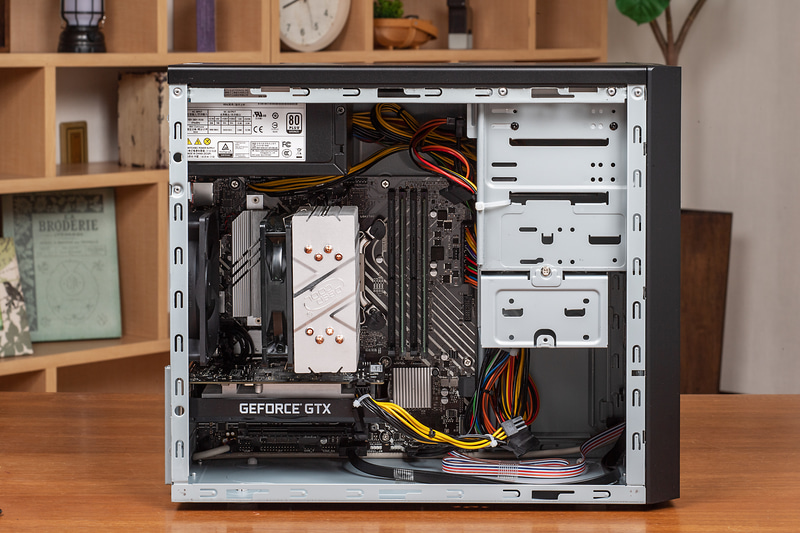 <a href="https://www.dospara.co.jp/5shopping/detail_prime.php?mc=11127&sn=3452" class="n" target="_blank">raytrek MX 写真&動画編集向けモデル</a>は、写真編集とHD動画編集を想定したエントリーモデル。ミニタワー型のmicroATXケース(EM041)を採用しており、コンパクトで軽く扱いやすい。GPUはクリエイティブ向けの最低ラインと言えるGeForce GTX 1650(4GB)を採用。CPUはraytrek XV 写真&動画編集向けモデルと同じCore i7-12700を搭載している。価格は14万4,980円(2022年7月1日現在)から<br><a href="https://pc.watch.impress.co.jp/docs/topic/special/1417884-2.html">詳細なスペックはこちら(別ページに掲載)</a>