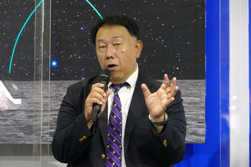 地球を背景にした写真を撮ってほしいと語る同志社大学 渡辺公貴氏