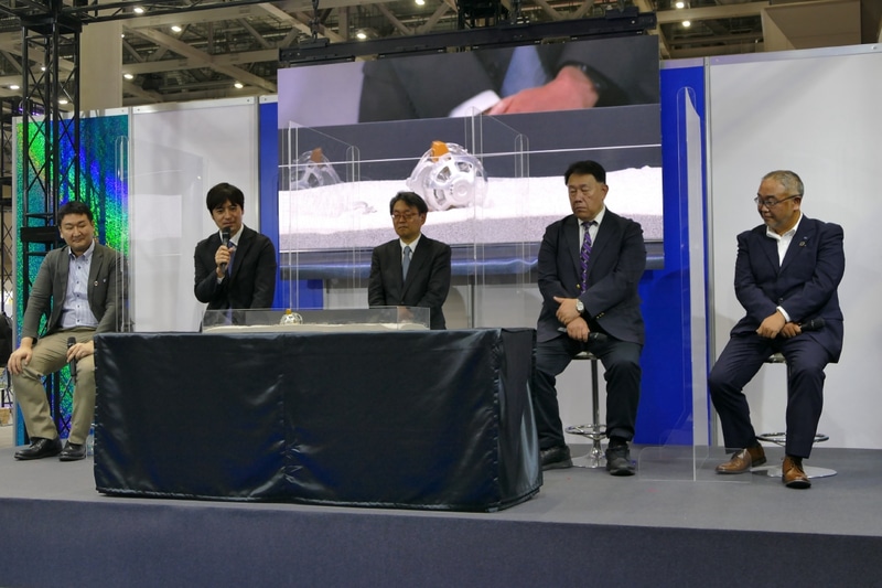 デモンストレーションを見守る一同