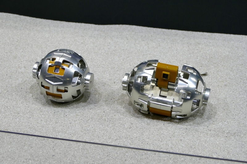 「SORA-Q」。左が変形前、右が変形後