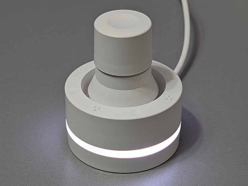 本体。ユーティリティに認識された状態では台座のLEDが発光する