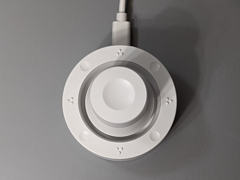 上面。台座部に上下左右4つのボタン+斜め方向との合計で計8ボタンが搭載される