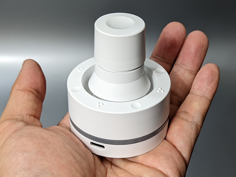 ボディは手のひらサイズ。持ち歩き用のポーチなどは付属しない