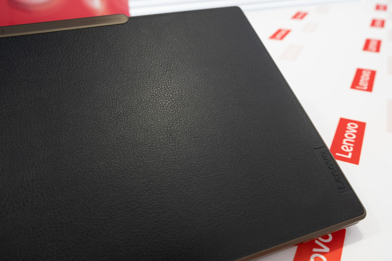 天板にはヴィーガンレザーのクラリーノが用いられている