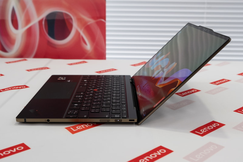 右側面。ヒンジは構造上の都合で135度までしか開かない