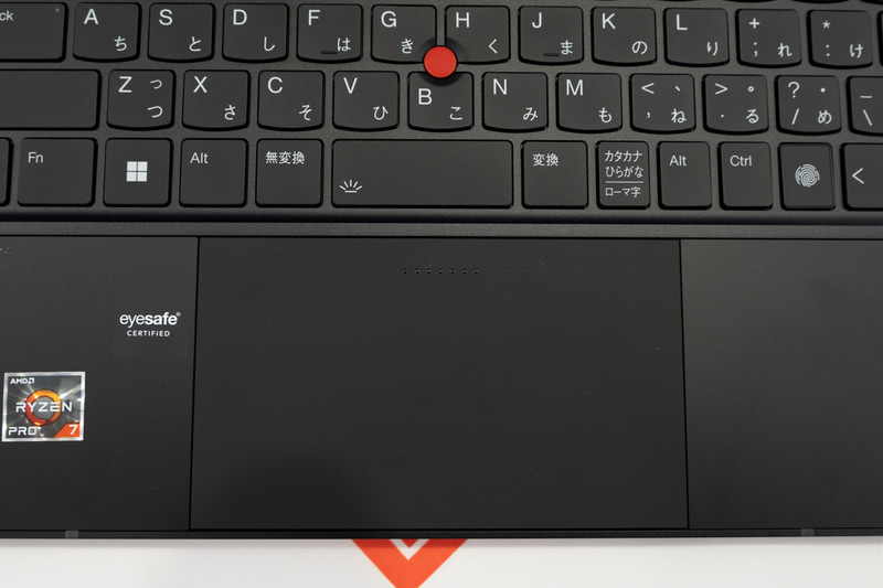 タッチパッドは大型化。上部にはトラックポイント用に3ボタンの役割を果たす領域を用意
