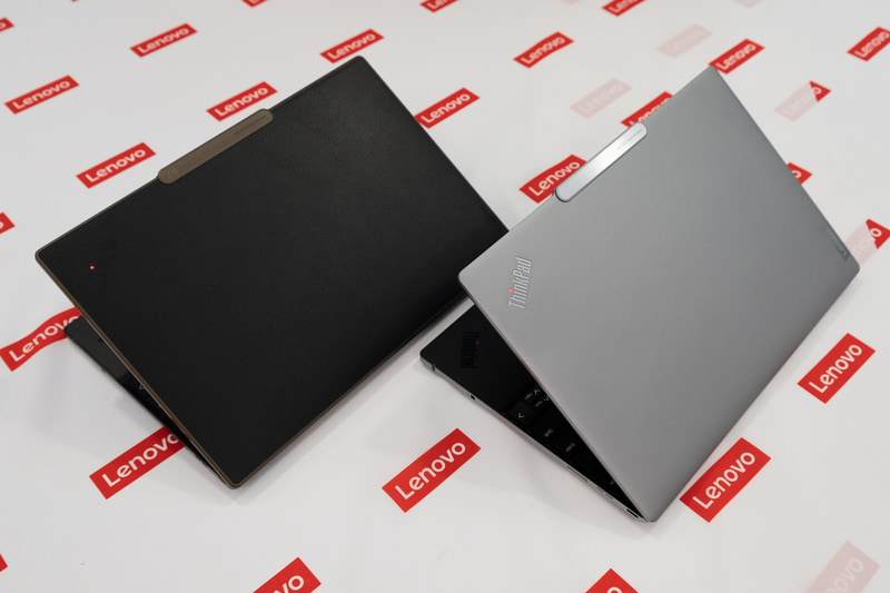 ブロンズモデル(左)、アークティックグレイモデル(右)。側面はスタイリッシュな印象に