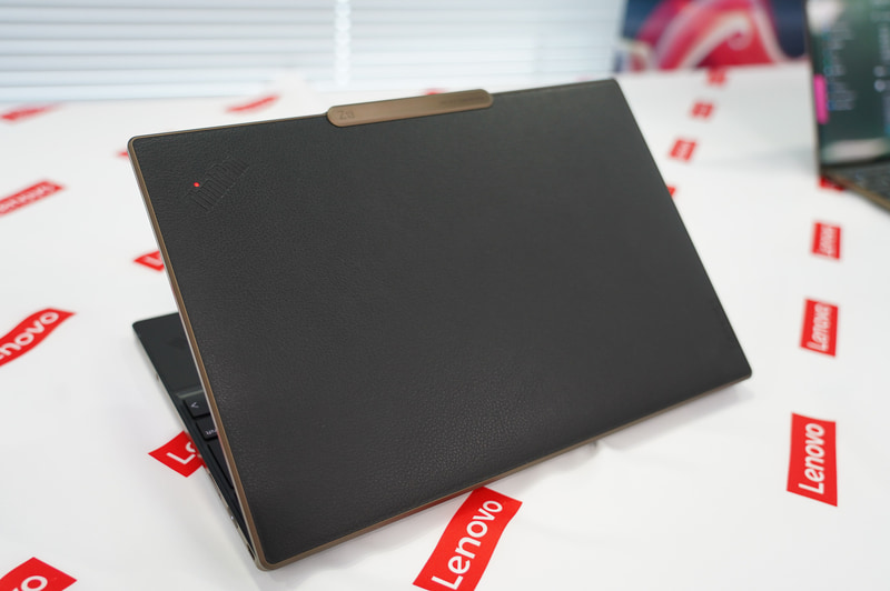 ブロンズカラーの天板は人工皮革が使われており、従来のノートPCとは大分イメージが違うデザイン