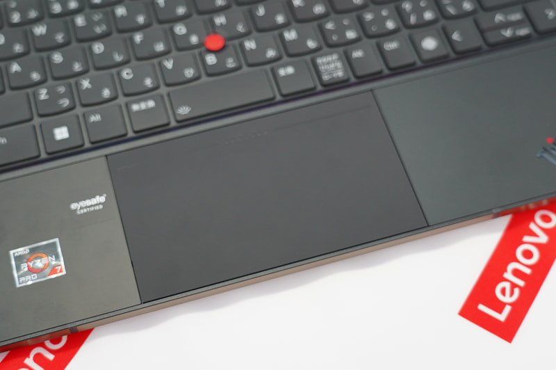 タッチパッドはハプティックによりどこを押してもボタンとして動作する。上部はTrackPointのボタンとして動作する