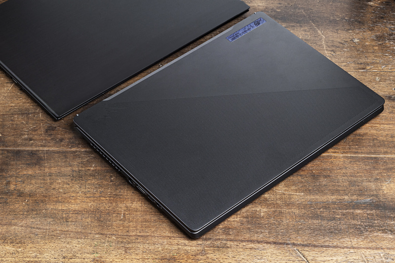 14型ビジネスノート(写真奥)と並べてみると、筐体が薄型でゴテゴテした意匠もないため、同じようなビジネスノートのように見えてくる