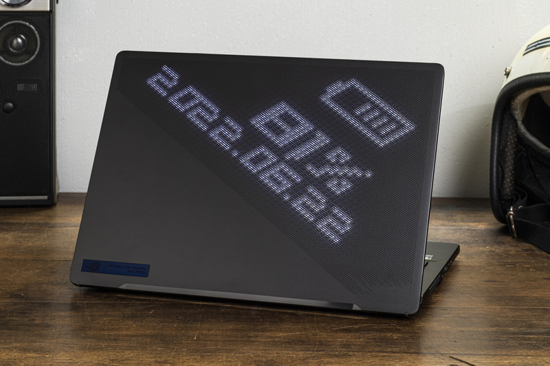 天面にアニメーションや文字、バッテリ状況などを表示できる「AniMe Matrix」。天板を閉じた状態でも表示させるように設定可能