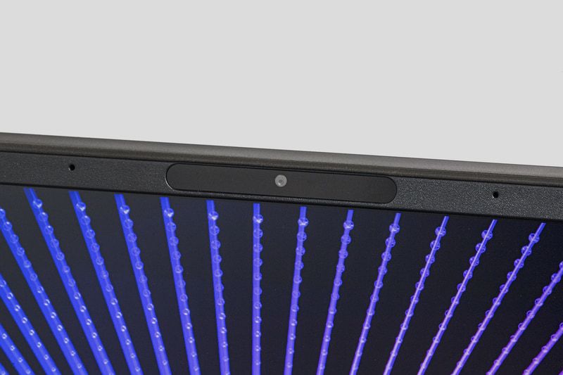 上部にはWebカメラとマイクも搭載。Webカメラは顔認証対応