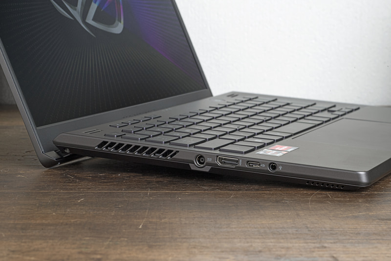 左側面にHDMI出力、USB 3.2 Gen2 Type-C(DisplayPort出力、USB PD対応) 、ヘッドセット端子