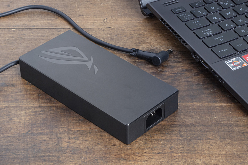 ACアダプタは240Wと大出力なのでサイズが大きく重量も筆者実測で748gと重め