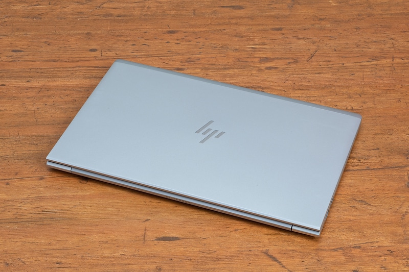 15.6型ながらコンパクトに凝縮された筐体