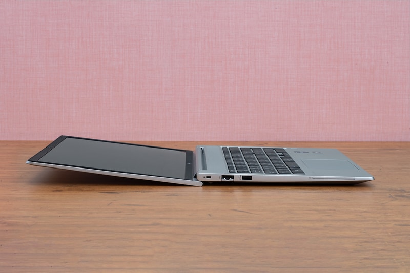 液晶は180度近く開く