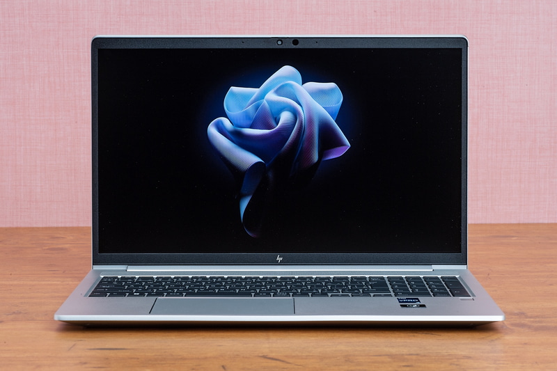 15.6型の大画面はフルHDのスタンダードな解像度