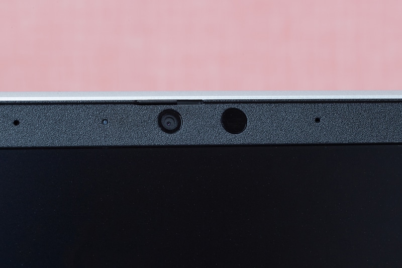 WebカメラおよびWindows Hello対応IRカメラを搭載。物理シャッターも備える