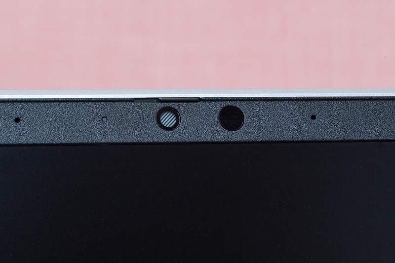 WebカメラおよびWindows Hello対応IRカメラを搭載。物理シャッターも備える