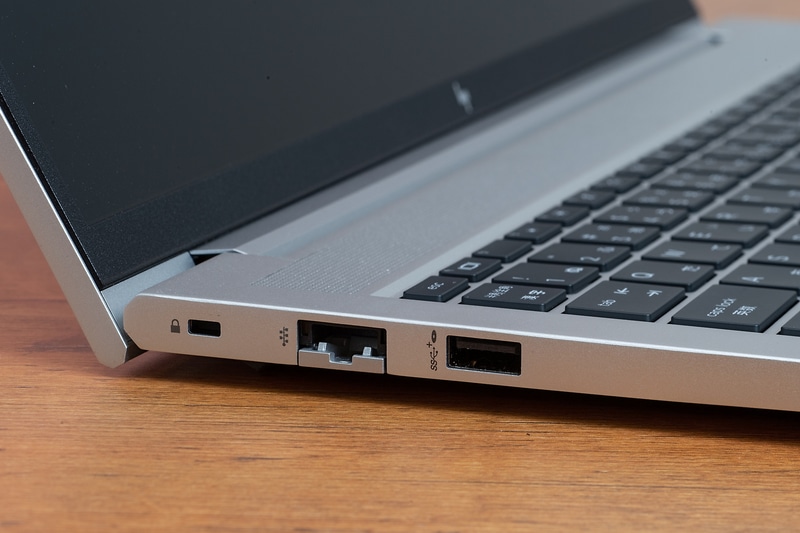 スリムノートPC向けの開閉式Gigabit Ethernet、USB 3.0、セキュリティロックスロット