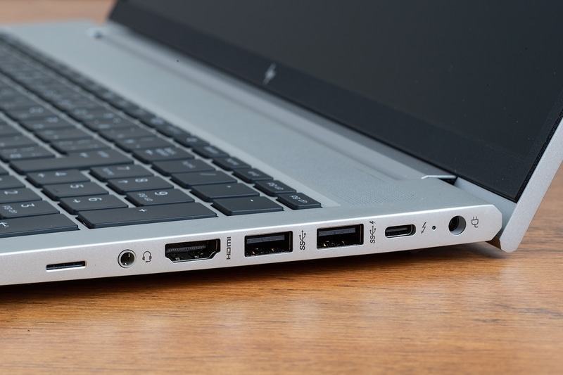 USB 3.0×2、Thunderbolt 4(USB4)、HDMI、オーディオジャック